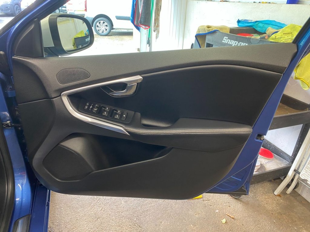 USED 2018 18 VOLVO V40 2.0 T3 R-Design Pro Hatchback 5dr Petrol Manual Euro 6 (s/s) (152 ps) GREAT SPECIFICATION R DESIGN V40