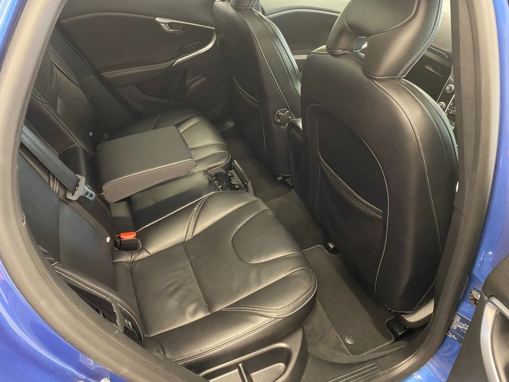 USED 2018 18 VOLVO V40 2.0 T3 R-Design Pro Hatchback 5dr Petrol Manual Euro 6 (s/s) (152 ps) GREAT SPECIFICATION R DESIGN V40