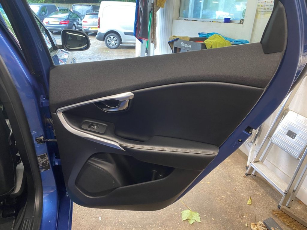 USED 2018 18 VOLVO V40 2.0 T3 R-Design Pro Hatchback 5dr Petrol Manual Euro 6 (s/s) (152 ps) GREAT SPECIFICATION R DESIGN V40