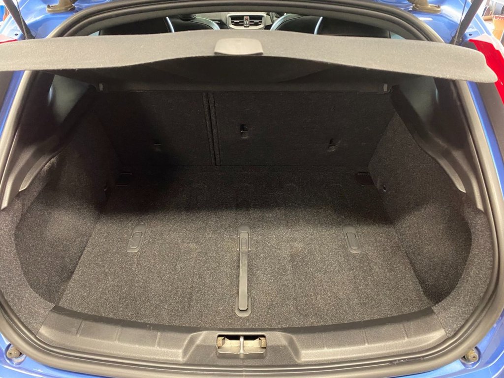 USED 2018 18 VOLVO V40 2.0 T3 R-Design Pro Hatchback 5dr Petrol Manual Euro 6 (s/s) (152 ps) GREAT SPECIFICATION R DESIGN V40