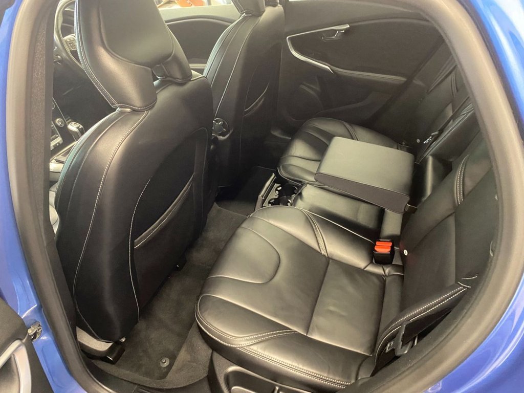USED 2018 18 VOLVO V40 2.0 T3 R-Design Pro Hatchback 5dr Petrol Manual Euro 6 (s/s) (152 ps) GREAT SPECIFICATION R DESIGN V40