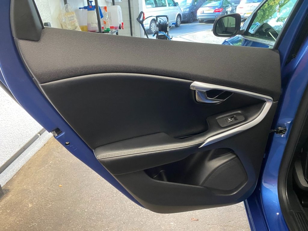USED 2018 18 VOLVO V40 2.0 T3 R-Design Pro Hatchback 5dr Petrol Manual Euro 6 (s/s) (152 ps) GREAT SPECIFICATION R DESIGN V40