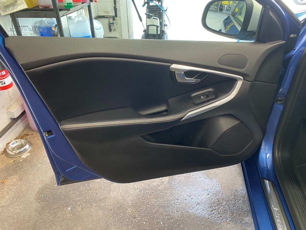 USED 2018 18 VOLVO V40 2.0 T3 R-Design Pro Hatchback 5dr Petrol Manual Euro 6 (s/s) (152 ps) GREAT SPECIFICATION R DESIGN V40