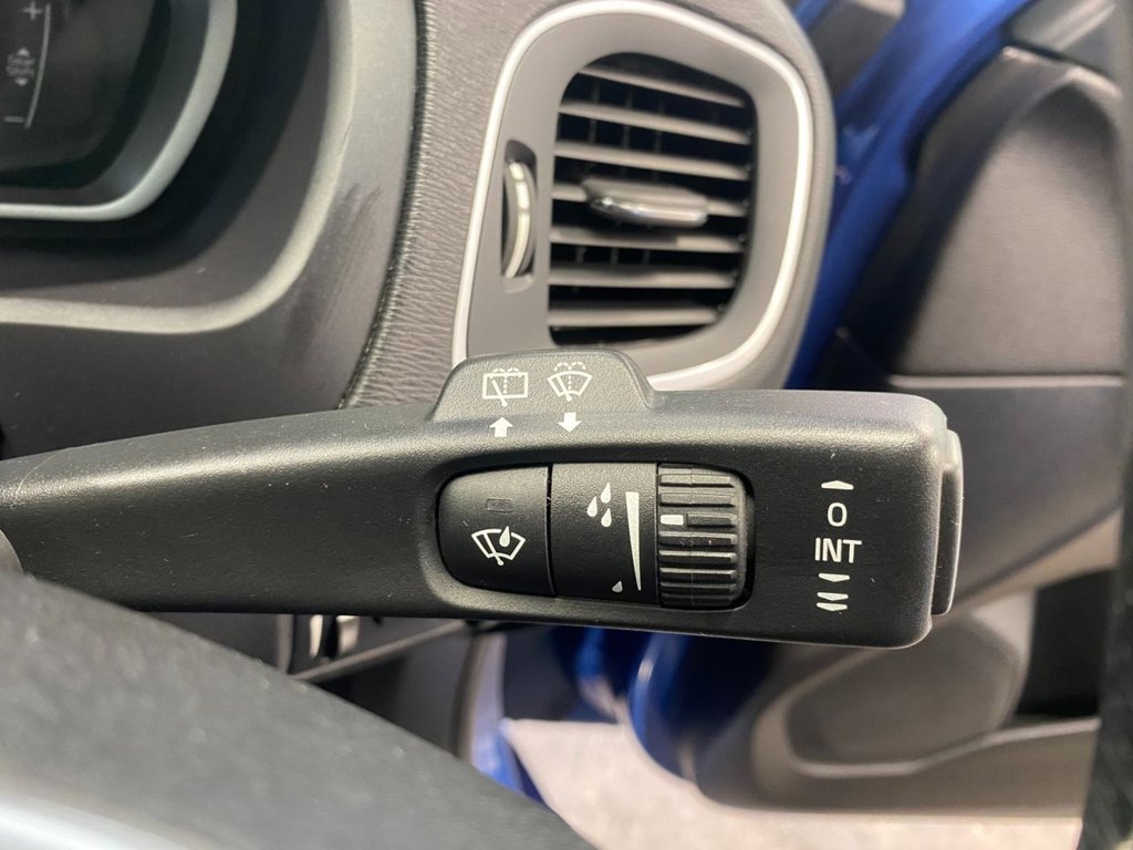 USED 2018 18 VOLVO V40 2.0 T3 R-Design Pro Hatchback 5dr Petrol Manual Euro 6 (s/s) (152 ps) GREAT SPECIFICATION R DESIGN V40