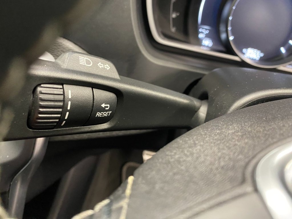 USED 2018 18 VOLVO V40 2.0 T3 R-Design Pro Hatchback 5dr Petrol Manual Euro 6 (s/s) (152 ps) GREAT SPECIFICATION R DESIGN V40