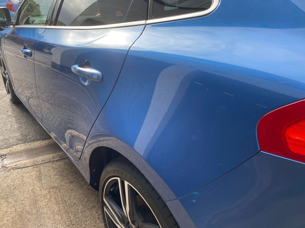 USED 2018 18 VOLVO V40 2.0 T3 R-Design Pro Hatchback 5dr Petrol Manual Euro 6 (s/s) (152 ps) GREAT SPECIFICATION R DESIGN V40