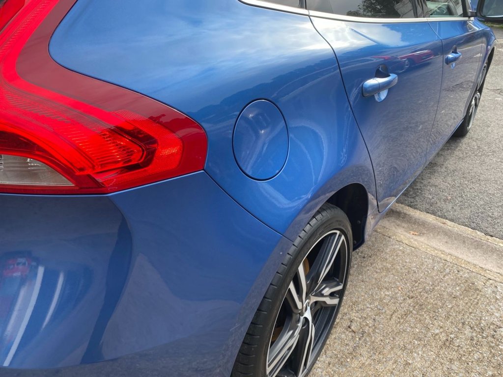 USED 2018 18 VOLVO V40 2.0 T3 R-Design Pro Hatchback 5dr Petrol Manual Euro 6 (s/s) (152 ps) GREAT SPECIFICATION R DESIGN V40