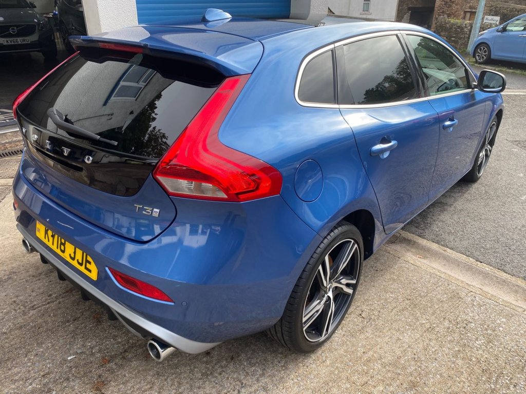 USED 2018 18 VOLVO V40 2.0 T3 R-Design Pro Hatchback 5dr Petrol Manual Euro 6 (s/s) (152 ps) GREAT SPECIFICATION R DESIGN V40