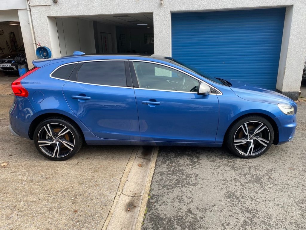 USED 2018 18 VOLVO V40 2.0 T3 R-Design Pro Hatchback 5dr Petrol Manual Euro 6 (s/s) (152 ps) GREAT SPECIFICATION R DESIGN V40