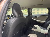 USED 2014 14 VOLVO V40 CROSS COUNTRY 1.6 D2 Lux Hatchback 5dr Diesel Powershift Euro 5 (s/s) (115 ps) 