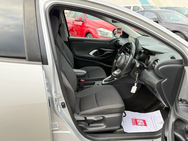 2020 TOYOTA YARIS 1.5 VVT-h Design Hatchback 5dr Petrol Hybrid E-CVT Euro 6 (s/s) (116 ps) - Photo 4