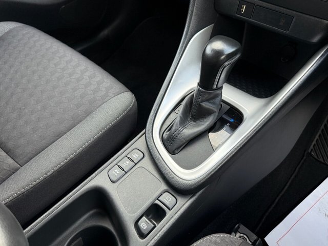 2020 TOYOTA YARIS 1.5 VVT-h Design Hatchback 5dr Petrol Hybrid E-CVT Euro 6 (s/s) (116 ps) - Photo 12