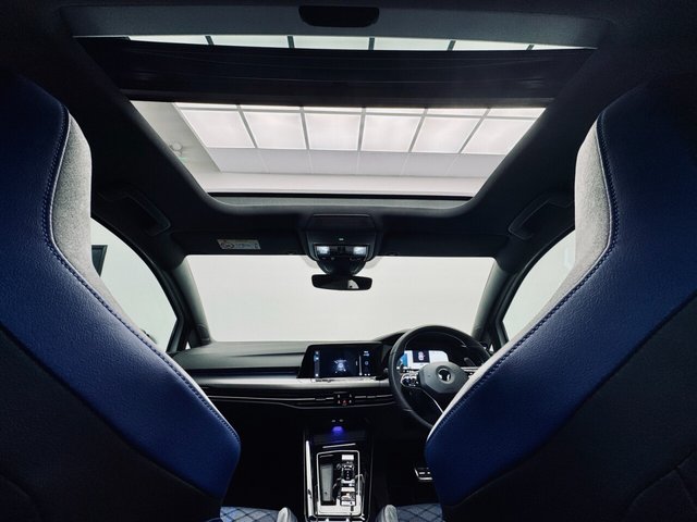 2022 Volkswagen Golf 2L R 5dr - Photo 2