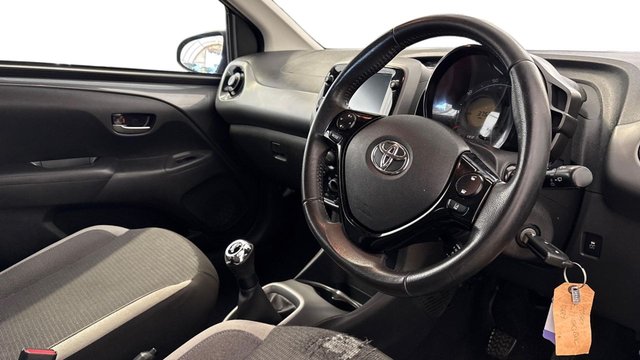 2021 Toyota Aygo 1L X-Play 5dr - Photo 3