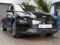 USED 2022 72 HYUNDAI KONA 64kWh Premium SUV 5dr Electric Auto (10.5kW Charger) (204 ps) SAT NAV ANDROID APPLE CARPLAY CRUISE CONTROL REAR VIEW CAMERA PARKING SENSORS 1 OWNERS SERVICE HISTORY WARRANTY