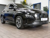 USED 2022 72 HYUNDAI KONA 64kWh Premium SUV 5dr Electric Auto (10.5kW Charger) (204 ps) SAT NAV ANDROID APPLE CARPLAY CRUISE CONTROL REAR VIEW CAMERA PARKING SENSORS 1 OWNERS SERVICE HISTORY WARRANTY