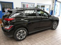 USED 2022 72 HYUNDAI KONA 64kWh Premium SUV 5dr Electric Auto (10.5kW Charger) (204 ps) SAT NAV ANDROID APPLE CARPLAY CRUISE CONTROL REAR VIEW CAMERA PARKING SENSORS 1 OWNERS SERVICE HISTORY WARRANTY