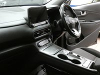 USED 2022 72 HYUNDAI KONA 64kWh Premium SUV 5dr Electric Auto (10.5kW Charger) (204 ps) SAT NAV ANDROID APPLE CARPLAY CRUISE CONTROL REAR VIEW CAMERA PARKING SENSORS 1 OWNERS SERVICE HISTORY WARRANTY