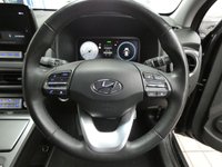 USED 2022 72 HYUNDAI KONA 64kWh Premium SUV 5dr Electric Auto (10.5kW Charger) (204 ps) SAT NAV ANDROID APPLE CARPLAY CRUISE CONTROL REAR VIEW CAMERA PARKING SENSORS 1 OWNERS SERVICE HISTORY WARRANTY