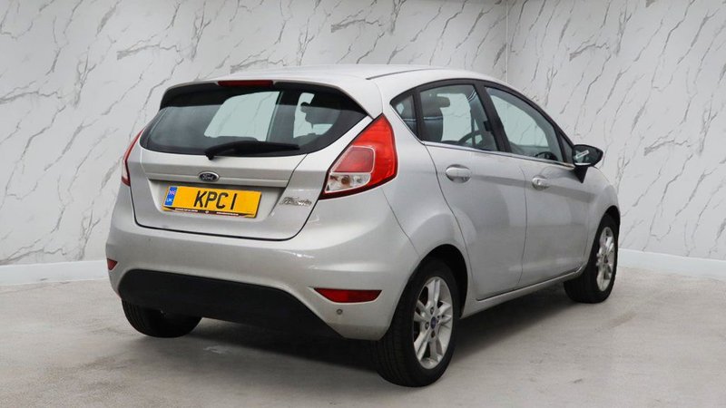 2015 Ford Fiesta in silver — photo 4 of 11