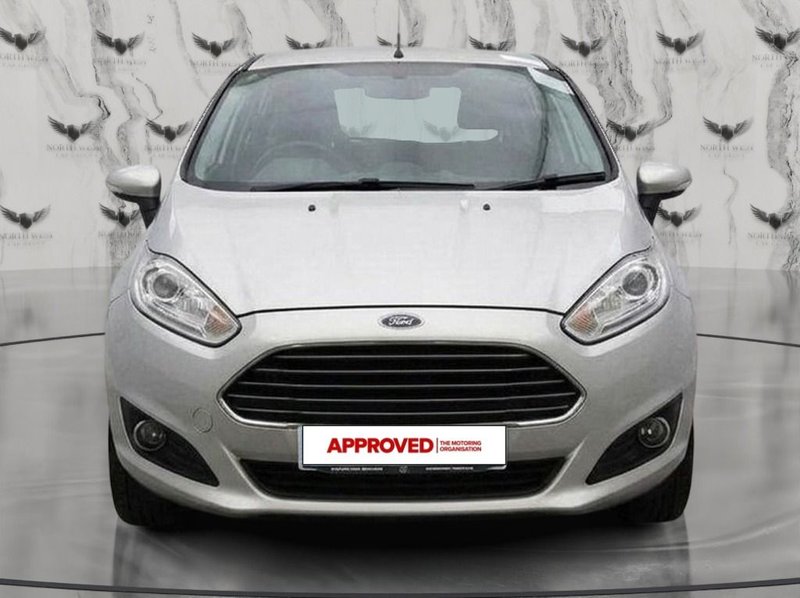 2015 Ford Fiesta in silver — photo 2 of 14