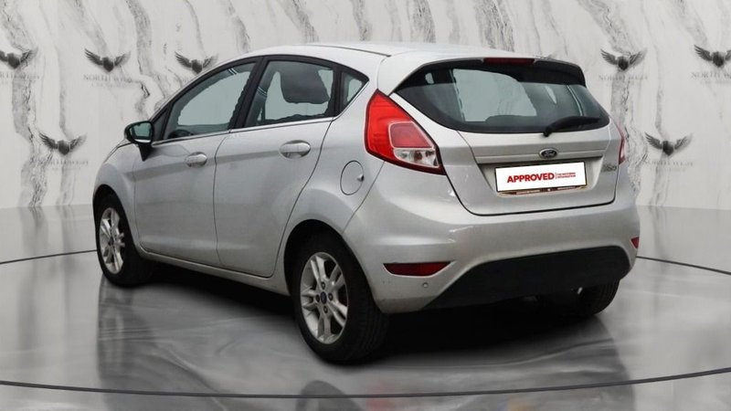 2015 Ford Fiesta in silver — photo 4 of 14