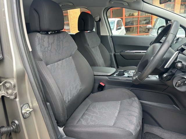 2011 PEUGEOT 3008 - Photo 2