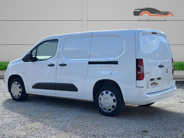 2021 Vauxhall Combo 1.5L Sportive 4dr - Photo 3