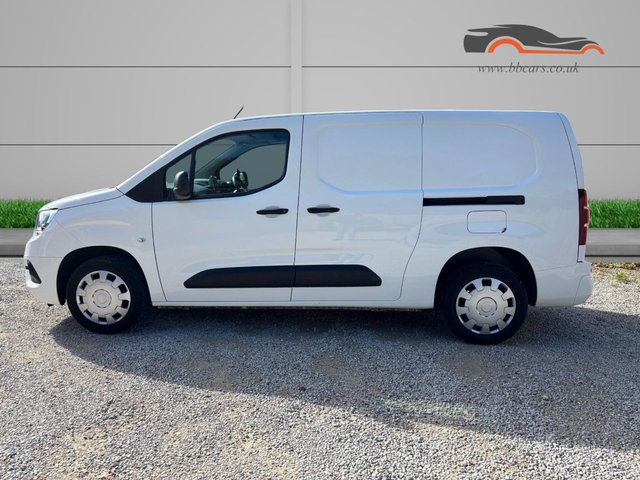 2021 Vauxhall Combo 1.5L Sportive 4dr - Photo 2