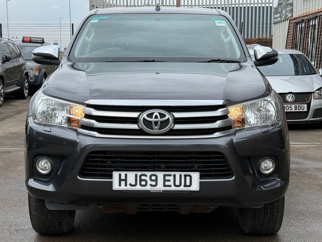 2019 TOYOTA HILUX - Photo 2