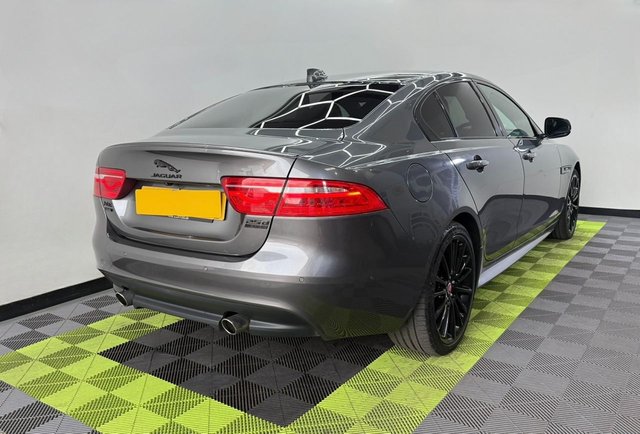 2017 JAGUAR XE - Photo 2