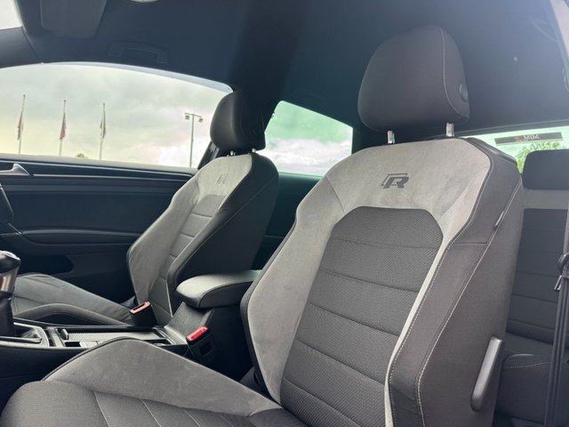 2015 VOLKSWAGEN GOLF 2015 2.0 TSI BlueMotion Tech R Hatchback 3dr Petrol Manual 4Motion Euro 6 (s/s) (300 ps) * HUGE SPEC LIST * 18 PRETORIA ALLOY WHEELS * RACE CLOTH SEATS * BLUE AMBIENT LIGHTING PACK * TINTED REAR GLASS * 2-ZONE CLIMATE CONTROL * DEEP BLACK * FRONT + REAR PARKING SENSORS * CARBON DECORATIVE INSERTS * BLUETOOTH * 6.5" DISPLAY * DAB * STUNNING THROUGHOUT * - Photo 3