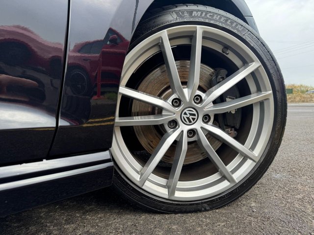 2015 VOLKSWAGEN GOLF 2015 2.0 TSI BlueMotion Tech R Hatchback 3dr Petrol Manual 4Motion Euro 6 (s/s) (300 ps) * HUGE SPEC LIST * 18 PRETORIA ALLOY WHEELS * RACE CLOTH SEATS * BLUE AMBIENT LIGHTING PACK * TINTED REAR GLASS * 2-ZONE CLIMATE CONTROL * DEEP BLACK * FRONT + REAR PARKING SENSORS * CARBON DECORATIVE INSERTS * BLUETOOTH * 6.5" DISPLAY * DAB * STUNNING THROUGHOUT * - Photo 5