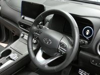 USED 2021 21 HYUNDAI KONA 64kWh Premium SUV 5dr Electric Auto (10.5kW Charger) (204 ps) SAT NAV ANDROID APPLE CARPLAY HEATED SEATS CRUISE CONTROL REAR VIEW CAMERA PARKING SENSORS 1 OWNERS EXCELLENT SERVICE HISTORY HYUNDAI WARRANTY TILL JUNE 2026