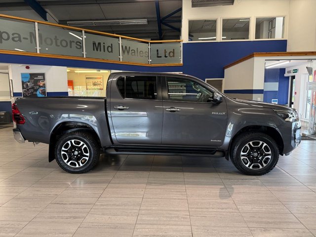 2021 Toyota HI-Lux 2.8L Invincible 4dr - Photo 2