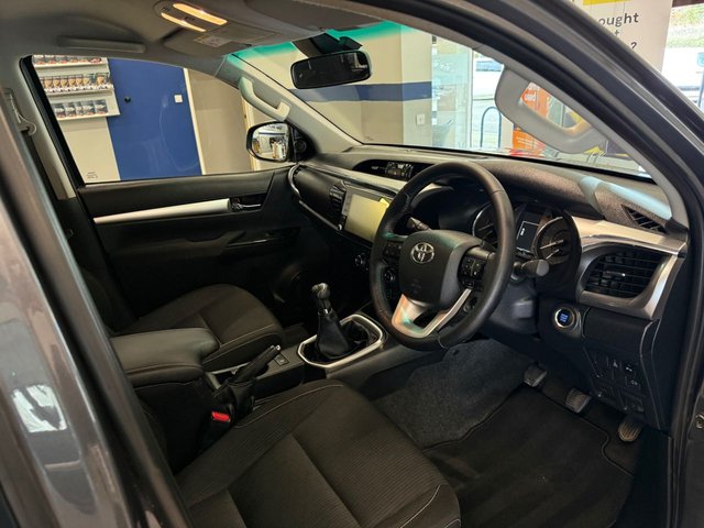 2021 Toyota HI-Lux 2.8L Invincible 4dr - Photo 11
