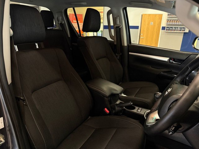 2021 Toyota HI-Lux 2.8L Invincible 4dr - Photo 12