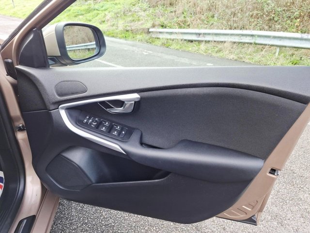 2015 VOLVO V40 - Photo 7