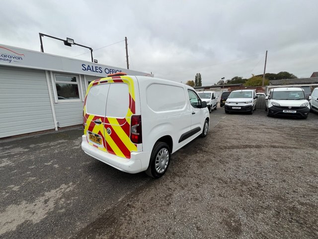 2020 Vauxhall Combo 1.6L Sportive 4dr - Photo 9
