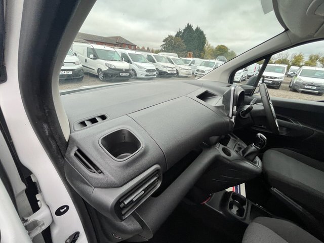 2020 Vauxhall Combo 1.6L Sportive 4dr - Photo 12