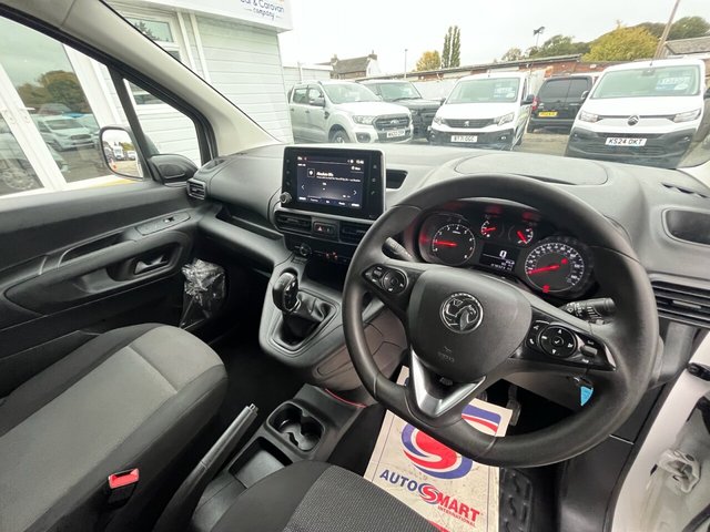2020 Vauxhall Combo 1.6L Sportive 4dr - Photo 11