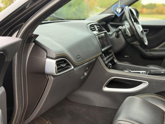 2020 JAGUAR F-PACE - Photo 10