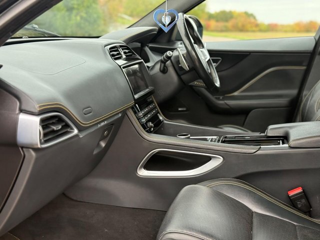 2020 JAGUAR F-PACE - Photo 11