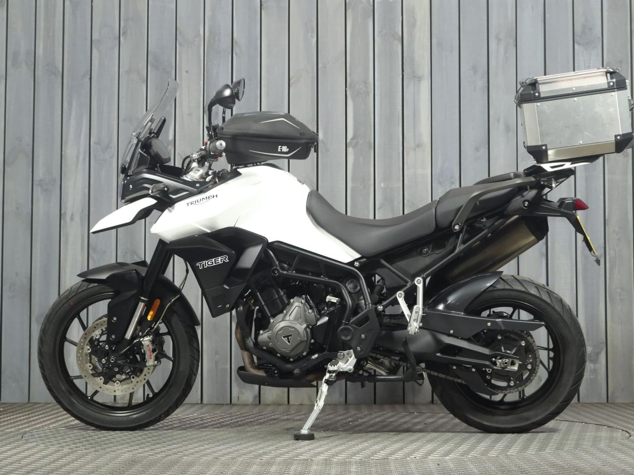 TRIUMPH TIGER 900