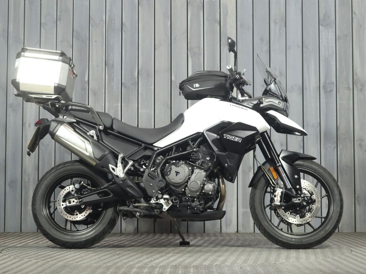 TRIUMPH TIGER 900