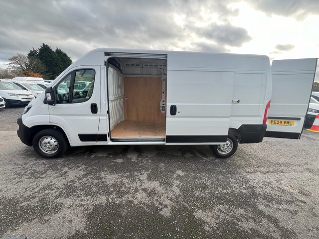 2024 Peugeot Boxer 2.2L Professional Premium + 5dr - Photo 4