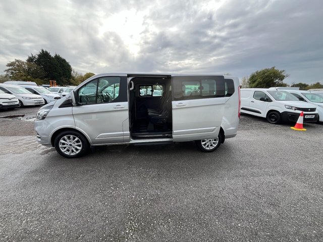 2022 Ford Tourneo Custom 2L Titanium 5dr - Photo 6