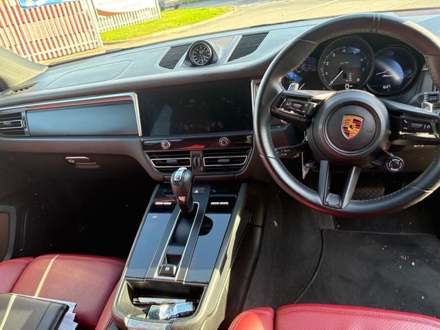 2022 PORSCHE MACAN - Photo 3