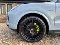 USED 2023 23 PORSCHE CAYENNE 3.0 V6 E-Hybrid 17.9kWh Platinum Edition Coupe 5dr Petrol Plug-in Hybrid TiptronicS 4WD Euro 6 (s/s) (3.6kW Charger) (462 ps) AIR SUSPENSION/22 IN SPIDER ALLOYS
