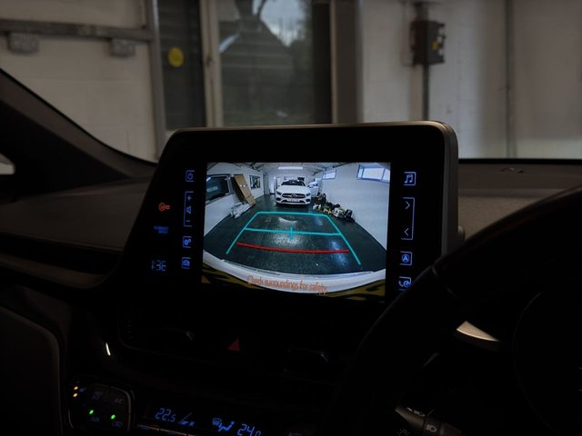 2018 TOYOTA C-HR 1.8 VVT-h Dynamic SUV 5dr Petrol Hybrid CVT Euro 6 (s/s) (122 ps) - Photo 8